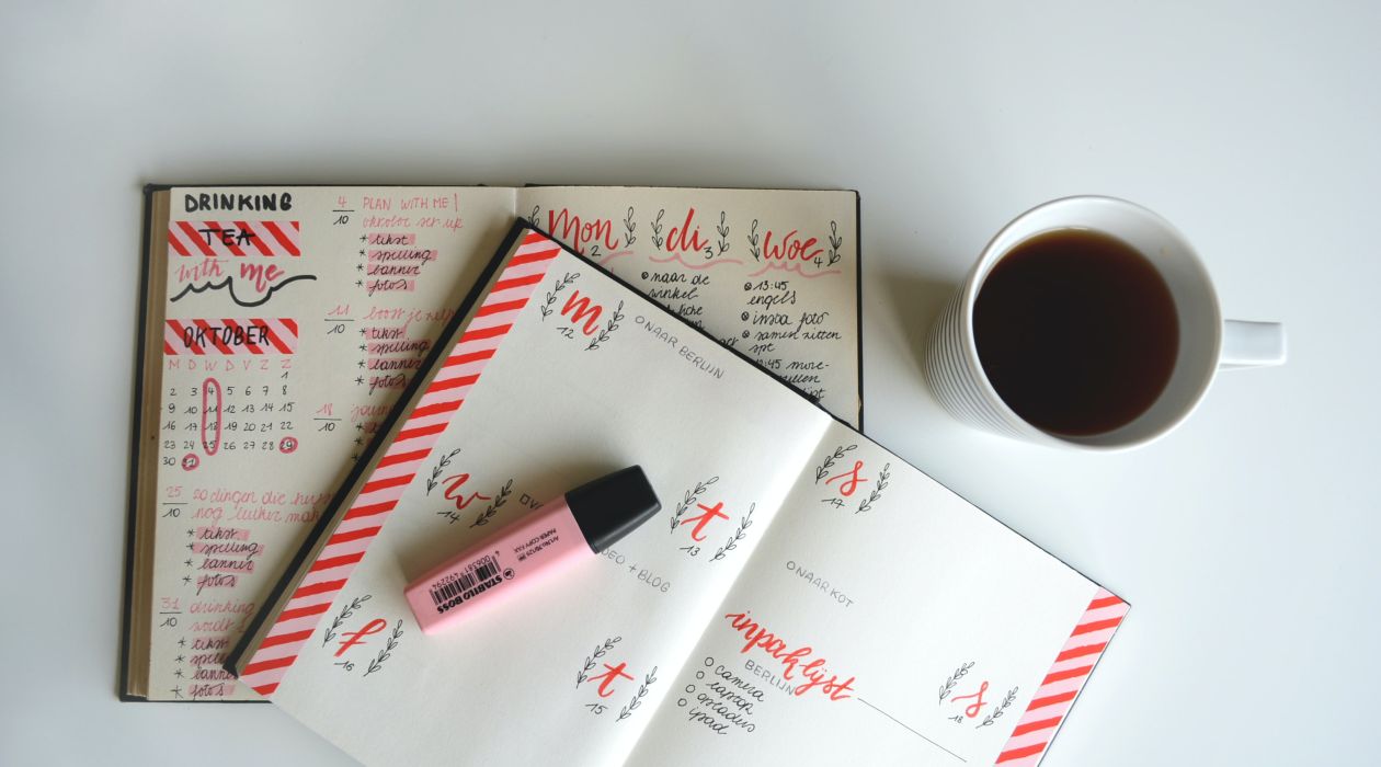 Opengeslagen bullet journal met een weekoverzicht