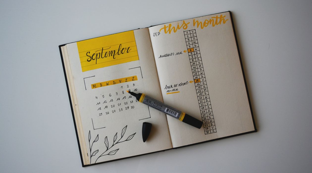 Open geslagen bullet journal maandoverzicht en habit tracker