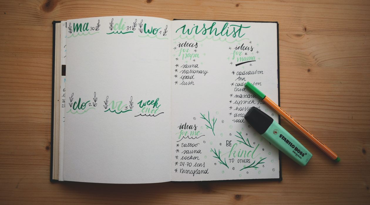 Opengeslagen bullet journal met een wensenlijstje