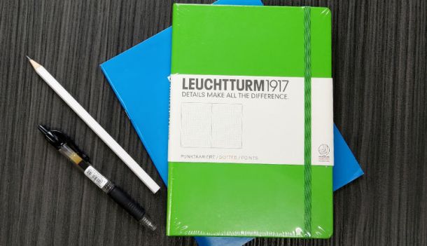 Startpakket dat bestaat uit Leuchtturm 1917 notitieboekje, 5mm schrift, potlood en gelpen